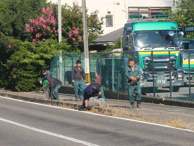 九州興業の従業員が本社周辺のゴミ拾いをしている